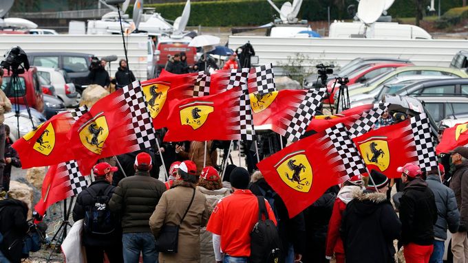 Fanoušci Michaela Schumachera podpořili svého miláčka pochodem na okruhu v belgickém Spa.