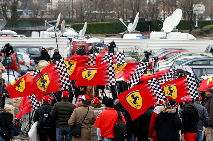 Fanoušci Ferrari před nemocnicí v Grenoblu, kde leží Michael Schumacher