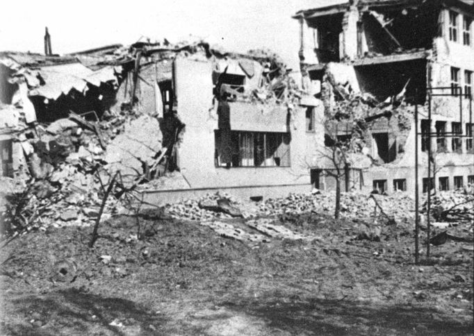 Tak po ničivém náletu 22. 3. 1945 americké bomby zdevastovaly Kralupy nad Vltavou.