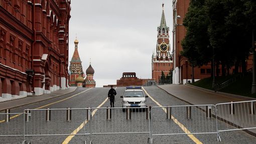 Policista před uzavřeným Rudým náměstím v Moskvě.