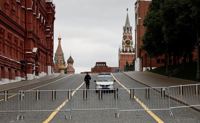 Policista před uzavřeným Rudým náměstím v Moskvě.