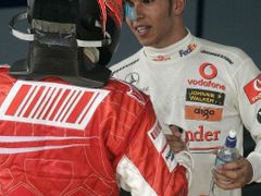 Lewisi Hamiltonovi nakonec utekl senzační titul o jediný bodík.