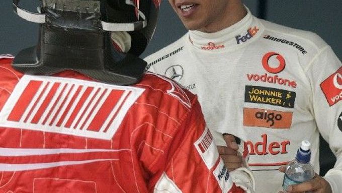 Britský pilot F1 Lewis Hamilton gratuluje Kimi Räikkönenovi k zisku titulu mistra světa.