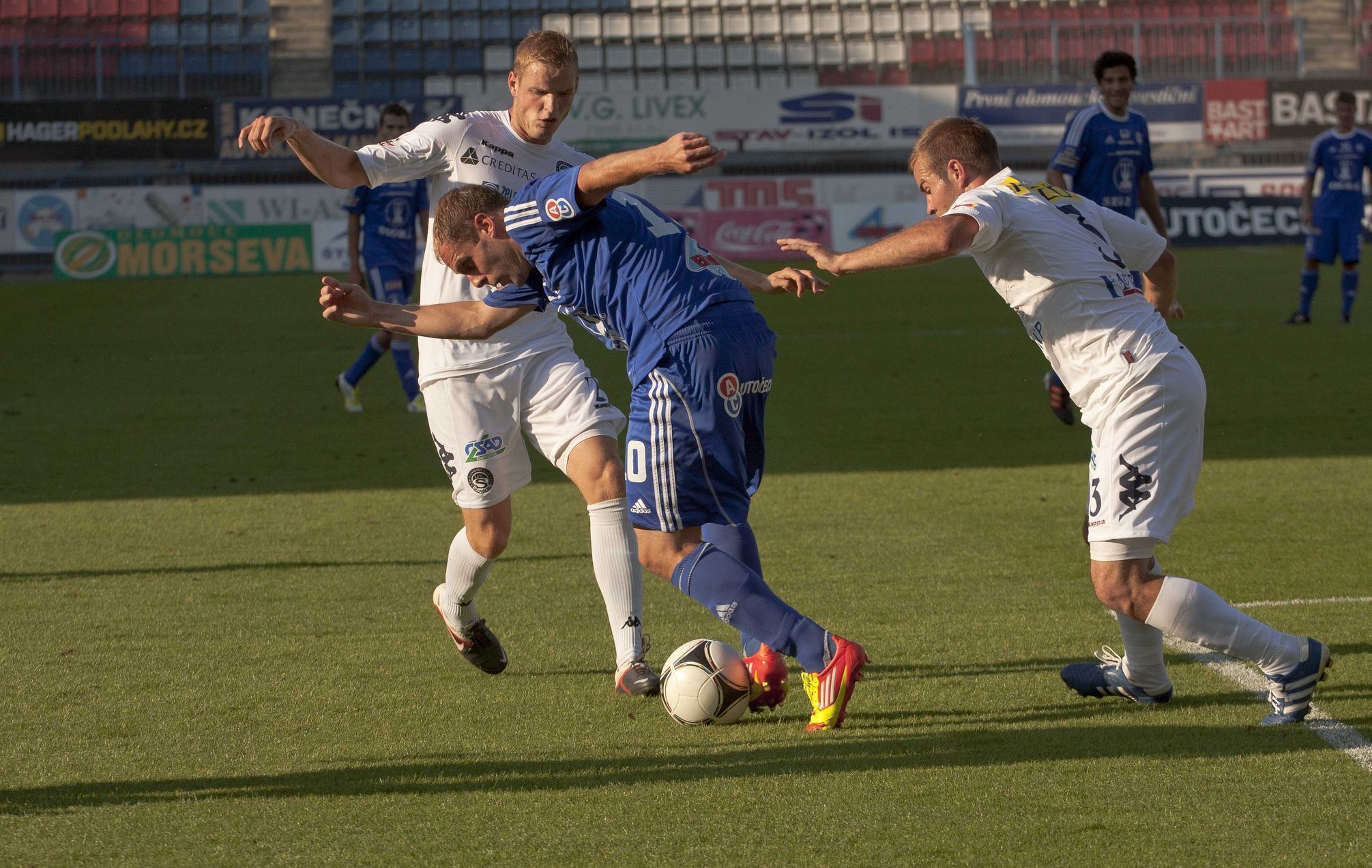 Olomoucký fotbalista Michal Hubník uniká s míčem před slováckým Lukášem Kubáněm (vpravo) v utkání 2. kola Gambrinus ligy.