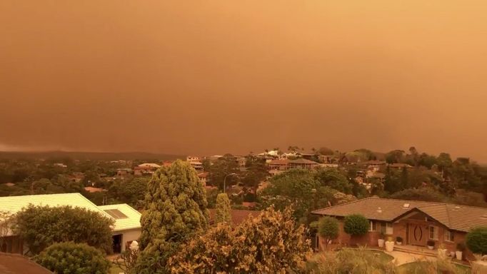 Požáry v suchem sužované východní Austrálii už mají tři oběti na životech.