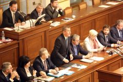 Vláda napoprvé důvěru nezískala. Přestává legrace, začněte vyjednávat, vyzývá Babiše opozice