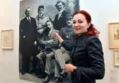 Kurátorka Eliška Havlová před dobovou fotografií, v jejímž středu je František Kupka.