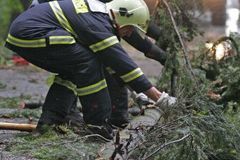 Střední Čechy zasáhla bouřka, zaplavila silnice