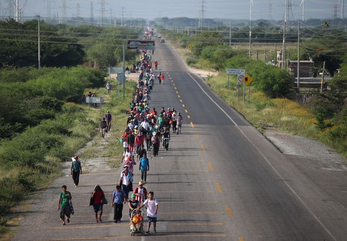 Karavana migrantů ze Střední Ameriky putuje do USA.