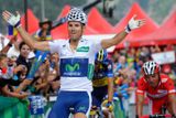 Španělský cyklista Alejandro Valverde ze stáje Movistar se raduje z vítězství v osmé etapě Vuelty.