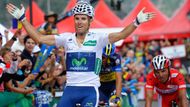 Španělský cyklista Alejandro Valverde ze stáje Movistar se raduje z vítězství v osmé etapě Vuelty.