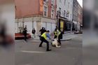 Napadl irské policisty, křičel Alláhu akbar. Přemohl ho až náhodný kolemjdoucí