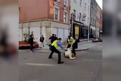 Napadl irské policisty, křičel Alláhu akbar. Přemohl ho až náhodný kolemjdoucí