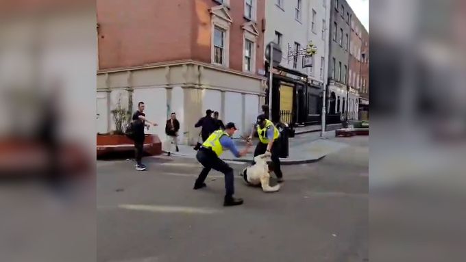 Muž zaútočil s nožem na irského policistu a zvolal "Allahu Akbar"