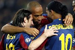 Henryho vyhánějí fanoušci. Ronaldinho zůstává