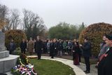 Již v neděli si takzvaný Remembrance Day vzpomínkou na válečné oběti občanů Commonwealthu připomněli lidé na Olšanských hřbitovech.