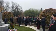 Již v neděli si takzvaný Remembrance Day vzpomínkou na válečné oběti občanů Commonwealthu připomněli lidé na Olšanských hřbitovech.