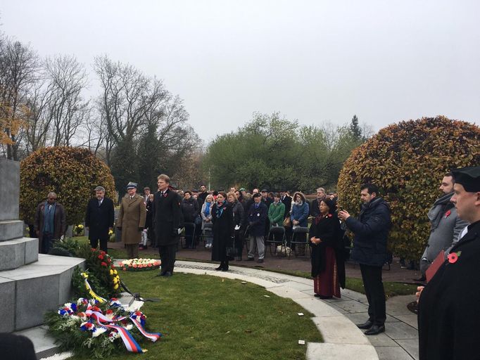 Již v neděli si takzvaný Remembrance Day, který je vzpomínkou na válečné oběti občanů Commonwealthu, připomněli lidé pietní akcí na Olšanských hřbitovech.