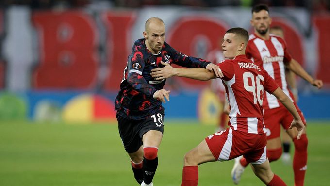 Václav Černý v zápase Olympiakos - Rangers v Evropské lize