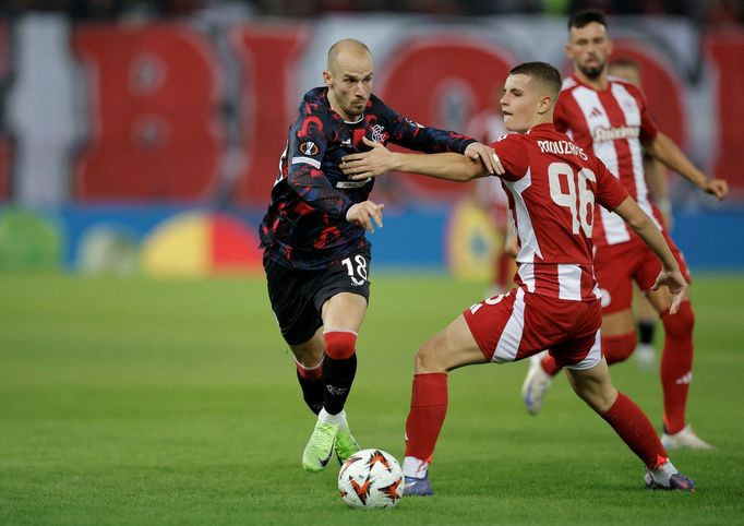 Václav Černý v zápase Olympiakos - Rangers v Evropské lize