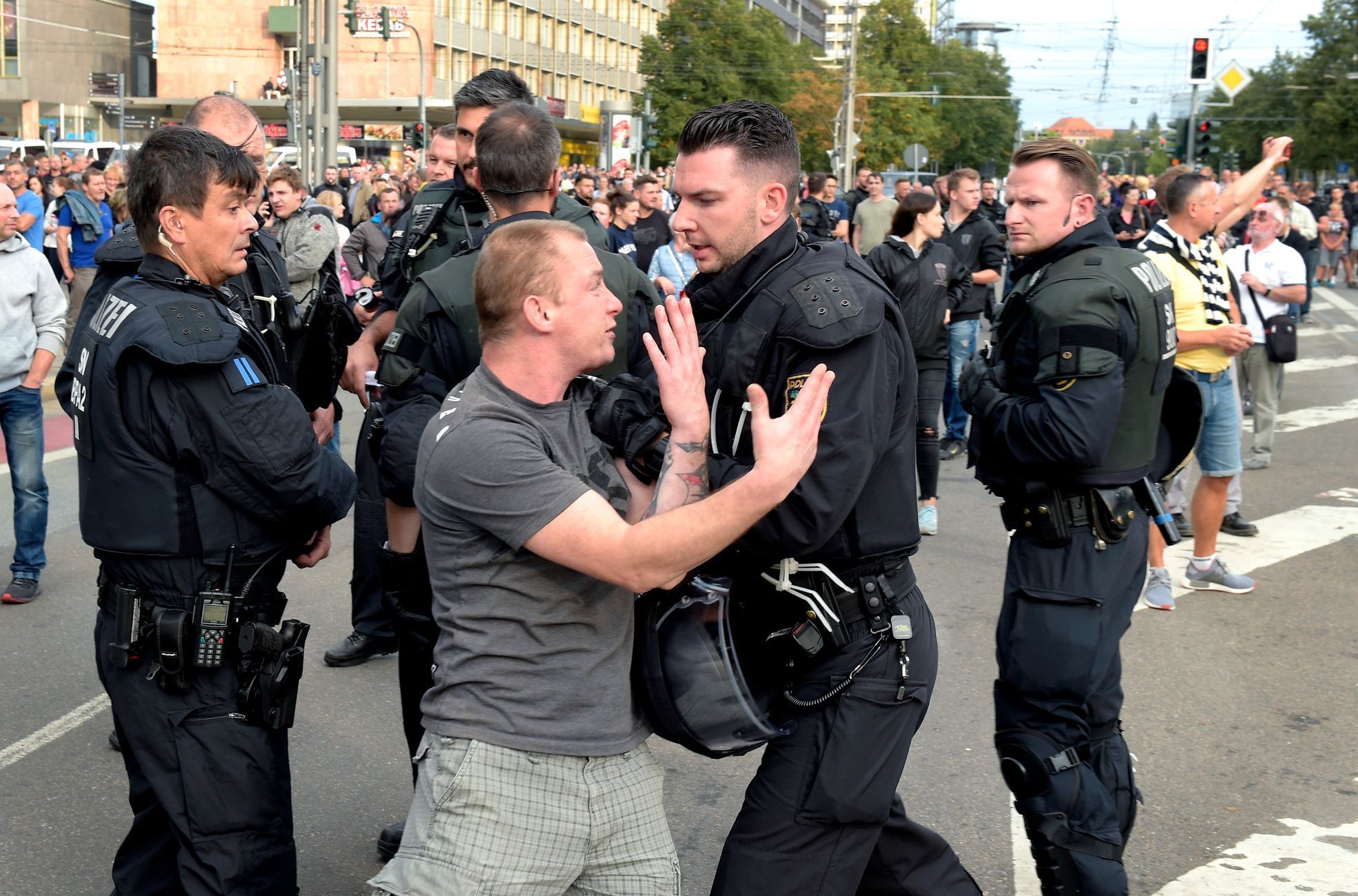 Zásah policistů proti demonstraci v Chemnitzu.