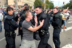 Migranti v Chemnitzu mají strach. Vyhýbají se centru, město ovládnou další protesty