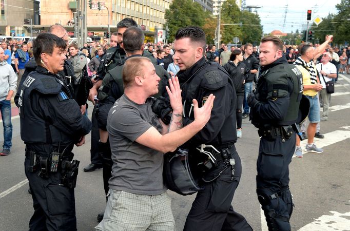 Zásah policistů proti demonstraci v Chemnitzu.