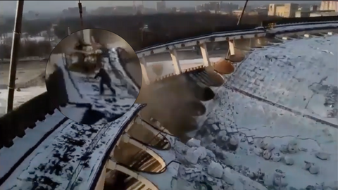 Dělník přeřízl nosník a stadion se zřítil. Kamery zachytily marný běh o život