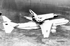 Příběh největšího letadla světa: Obří Mrija uvezla raketoplán, zničila ji invaze Rusů