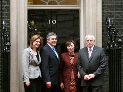 Poslední zastávka Václava Klause byla v Downing Street číslo 10. Prezidentský pár u dveří přivítal premiér Gordon Brown s manželkou.
