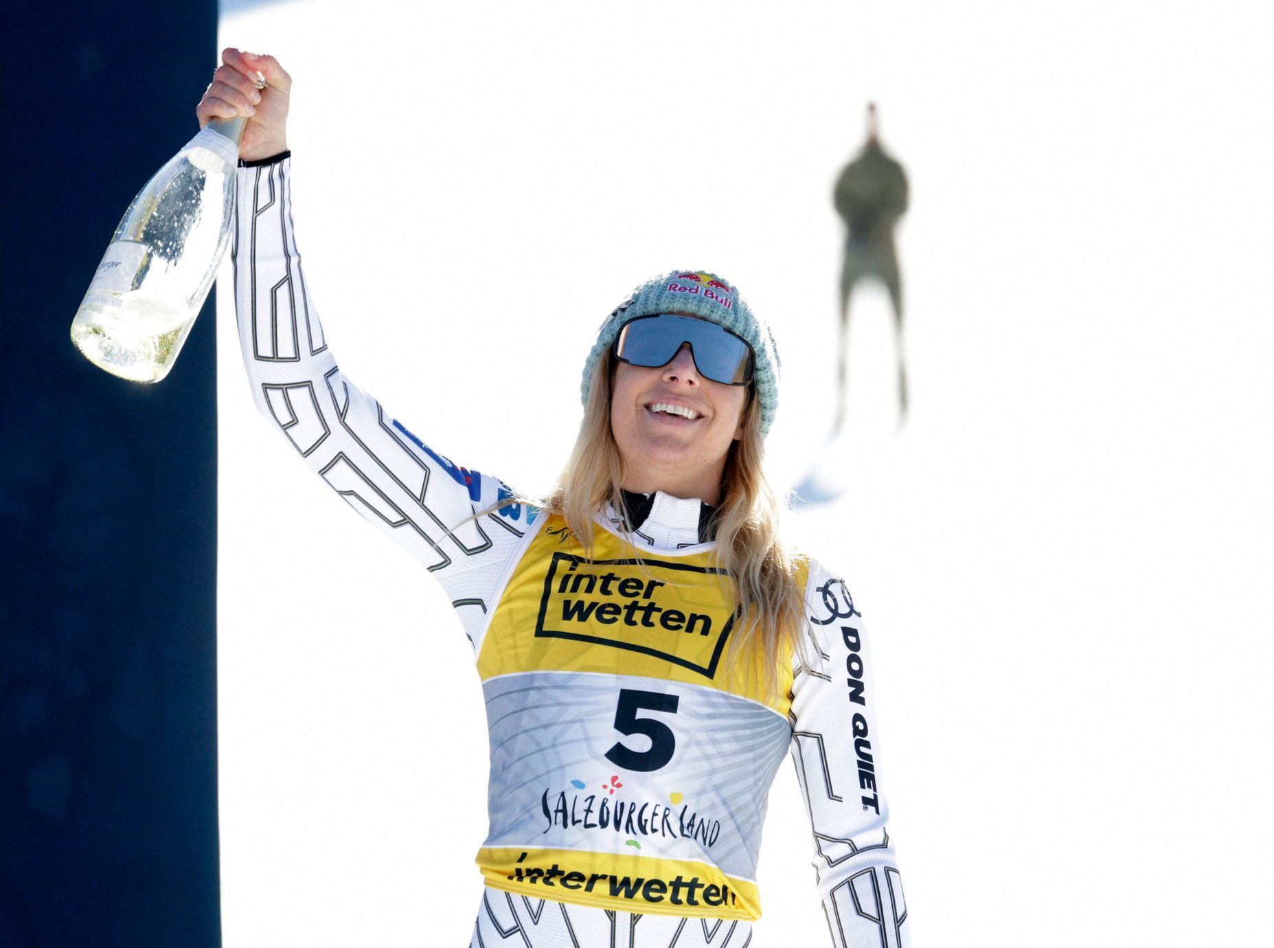 Bronzová Ester Ledecká při květinovém ceremoniálu po sjezdu žen na MS v Saalbachu 2025