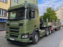 Osvoboditelský tank do Prahy přivezl tahač Scania R660.