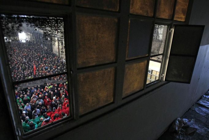 Arcelor Mittal workers from several Liege sites attend a general assembly in Liege January 28, 2013. ArcelorMittal the world's largest steel producer, plans to shut a coke plant and six finishing lines at its site in Liege Belgium, affecting 1,300 employees, the group said on last week. REUTERS/Yves Herman (BELGIUM - Tags: BUSINESS CIVIL UNREST EMPLOYMENT TPX IMAGES OF THE DAY) Published: Led. 28, 2013, 11:59 dop.