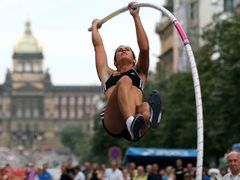 Přítelkyně výškaře Tomáše Janků - tyčkařka Kateřina Baďurová neměla na Václavském náměstí mezi ženami konkurenci a hladce zvítězila skokem vysokým 446 cm.