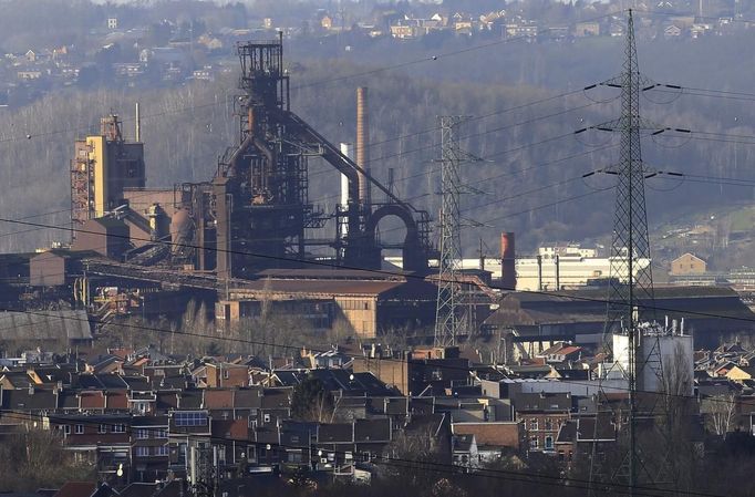 A view of the ArcelorMittal high furnace of Seraing, near Liege January 28, 2013. ArcelorMittal the world's largest steel producer, plans to shut a coke plant and six fininishing lines at its site in Liege Belgium, affecting 1,300 employees, the group said on last week. REUTERS/Yves Herman (BELGIUM - Tags: BUSINESS CIVIL UNREST BUSINESS EMPLOYMENT) Published: Led. 28, 2013, 2:39 odp.