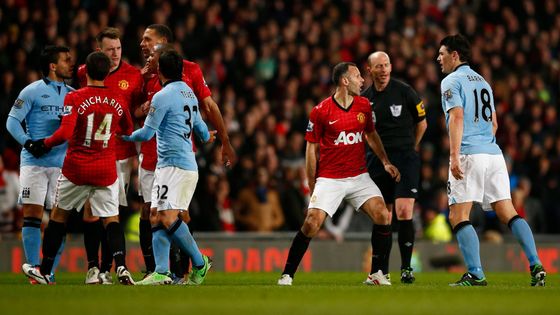 V manchesterském derby padly tři góly, ovšem nebylo nouze ani o tvrdé zákroky či šarvátky.