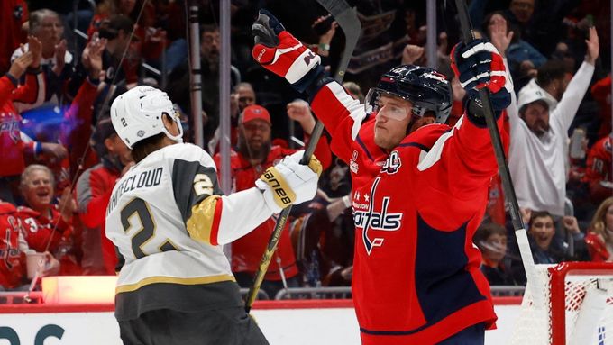 Útočník Washingtonu Jakub Vrána slaví gól do sítě týmu Vegas Golden Knights