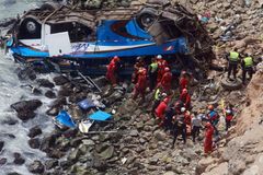 Ďáblova zatáčka přinesla smrt: při nehodě autobusu v Peru zahynulo 48 lidí, přežilo jen šest