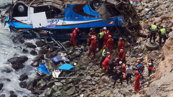 Při nehodě autobusu v Peru zahynulo 48 lidí, přežilo jen šest