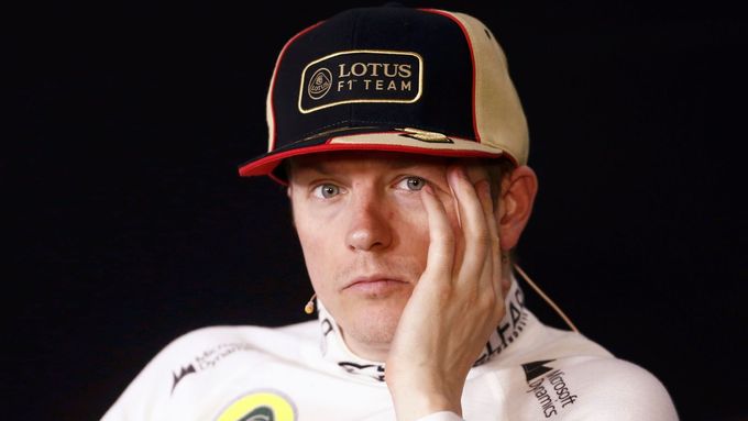 Řekli byste, že tento znuděný muž před pár minutami dojel druhý ve Velké ceně Číny formule 1? Kimi Räikkönen umí dokonale klamat tělem.