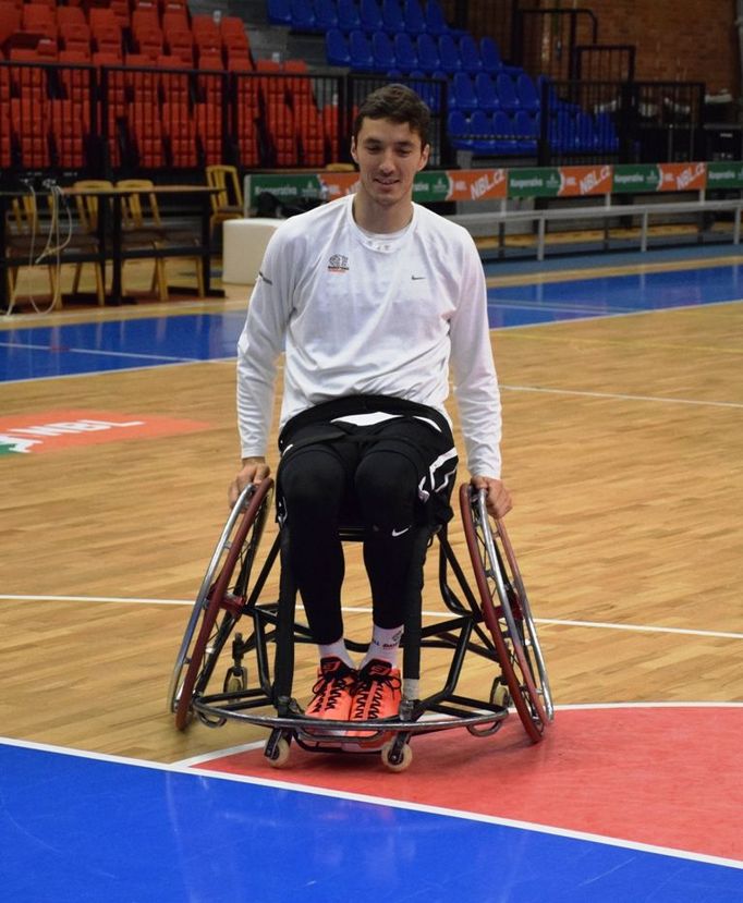 Český reprezentant Jiří Welsch doposud nevěděl nic o basketbalu na vozíku. To se teď snaží změnit.