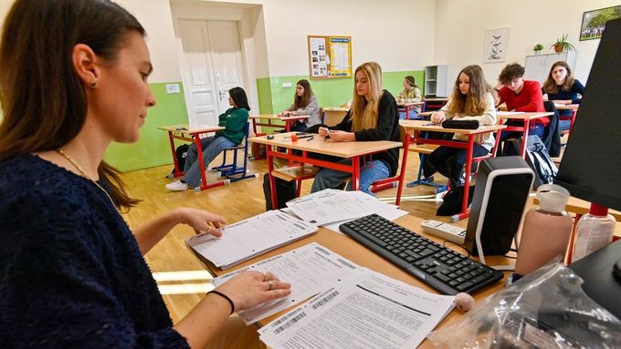 Přes vyšší nabídku gymnázií v Praze v porovnání s jinými částmi Česka tu musí uchazeči o studium získat zpravidla více bodů než vrstevníci v regionech.