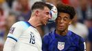 Mason Mount a Tyler Adams v zápase MS 2022 Anglie - USA