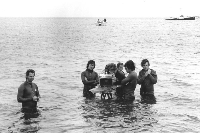 Steven Spielberg s kameramanem při natáčení thrilleru Jaws ve vodách u Martha's Vineyard, Massachusetts, 1974