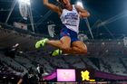 Česká oštěpařka Barbora Špotáková se raduje z vítězství na londýnské olympiádě. Finále soutěže suverénně ovládla.