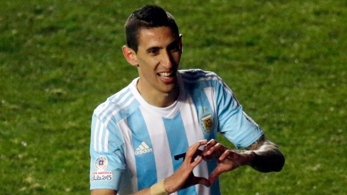 Argentinec Ángel di María slaví svůj gól v síti Paraguaye.