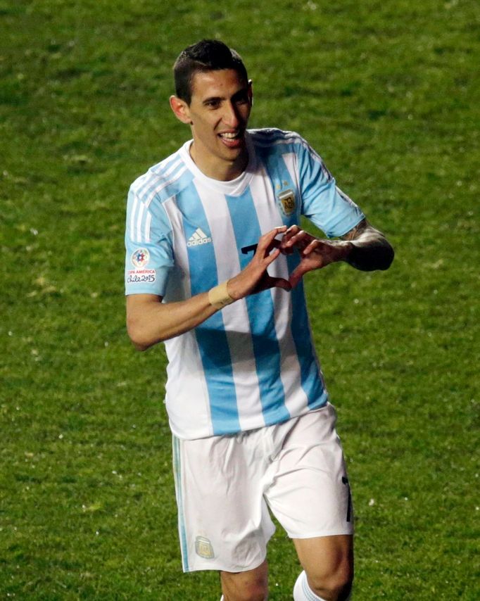 Argentinec Ángel di María slaví svůj gól v síti Paraguaye.