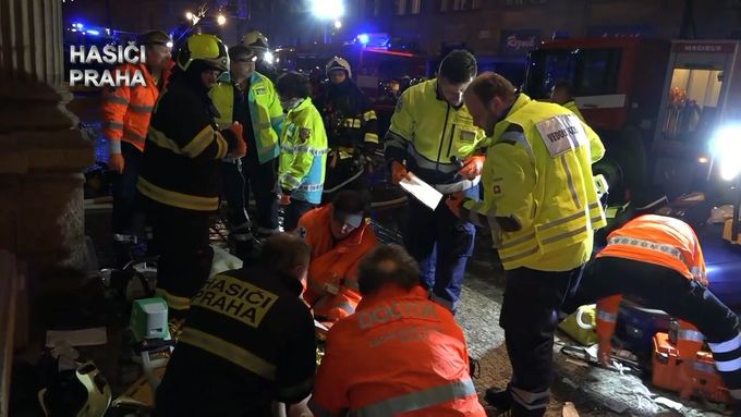 Hasiči zveřejnili video ze zásahu u tragického požáru v pražském hotelu