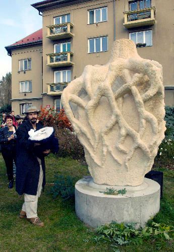 Socha, která v Chomutově připomíná stoletou lípu, pokácenou neznámým pachatelem v roce 2003