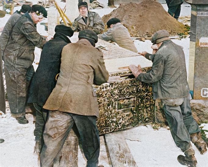 Dělníci na hřbitově Mt. Olivet v Chicagu stěhují hrobku s tělem Al Caponeho. 6. února 1947.  Kolorovaná fotografie